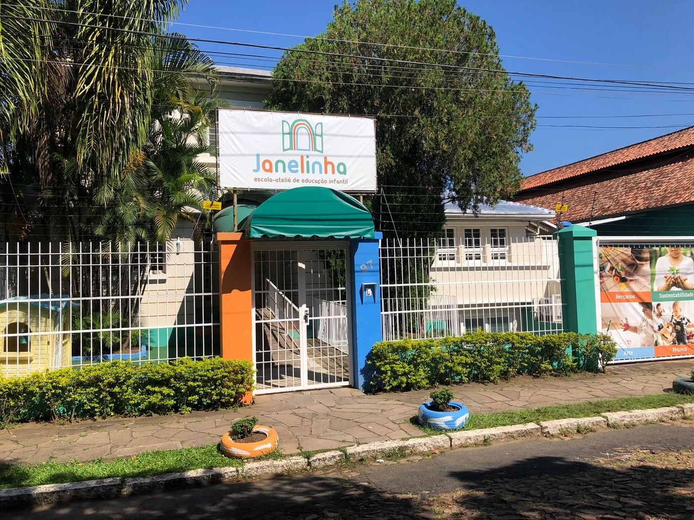 Entrada da Escola Janelinha, no número 97 da Rua Professor Romano Reif