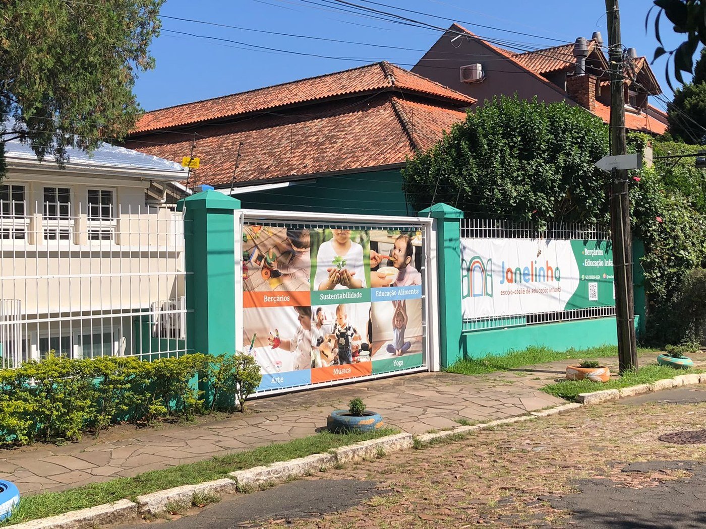 Fachada da Escola Janelinha em dia de sol, no Bairro Boa Vista