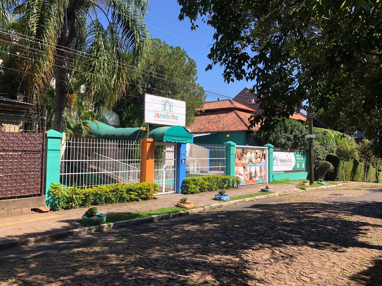 Fachada da Escola Janelinha, no Bairro Boa Vista, Porto Alegre