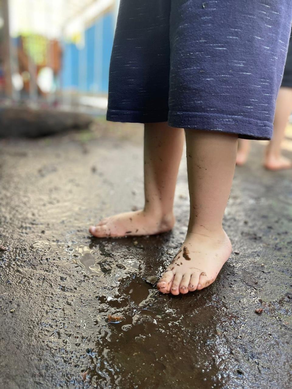 Pés descalços brincando na lama, na Escola Janelinha